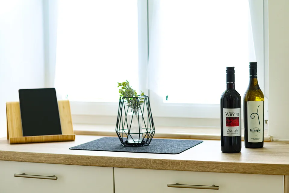 Liebevolle Details: Tablet, Wein und Pflanze